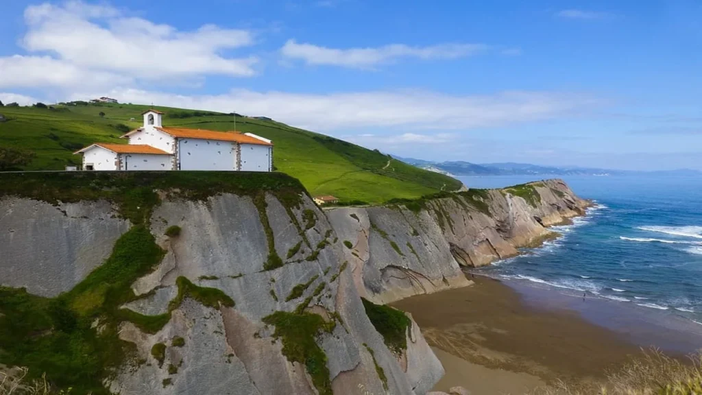Acantilados de flysch y playa de Zumaia en la costa vasca