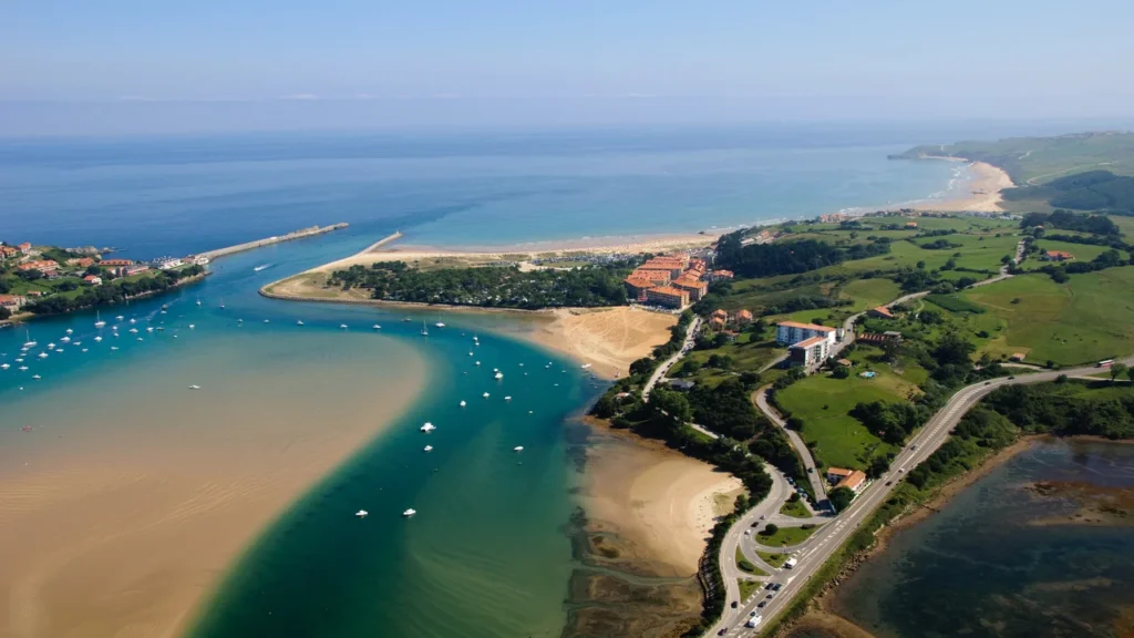 Ria y playa de San Vicente de la Barquera en Cantabria vista aerea