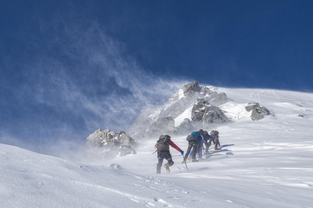 Camper en la nieve: cómo preparar tu escapada de invierno Autocaravana aparcada en la nieve en un paisaje de montaña del Pirineo en invierno