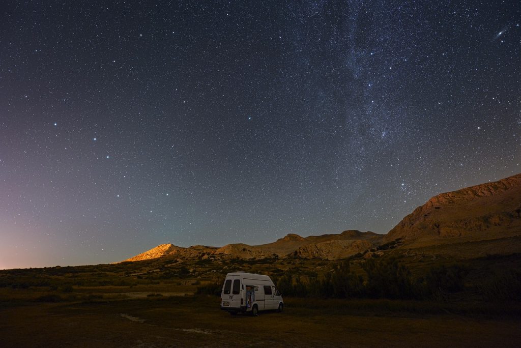 Cómo dormir fresco en la camper en verano Camper aparcada a la sombra de unos árboles en verano para dormir fresco