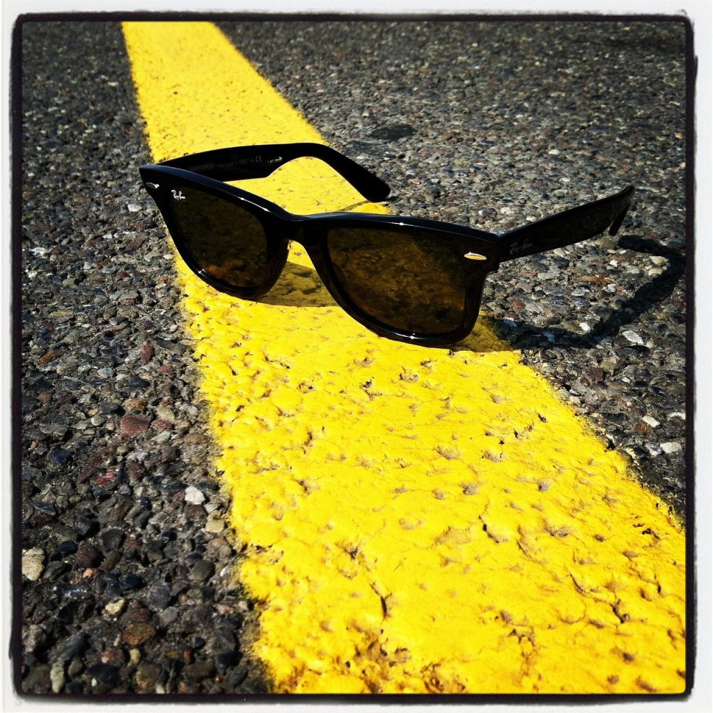 Gafas de sol para conducir en camper: qué mirar Gafas de sol sobre la línea amarilla de una carretera