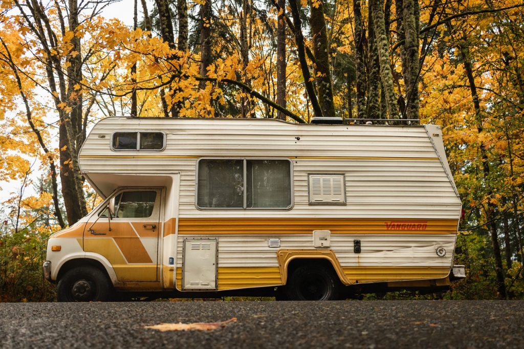 Furgoneta camper aparcada en invierno durante el invernaje estacional