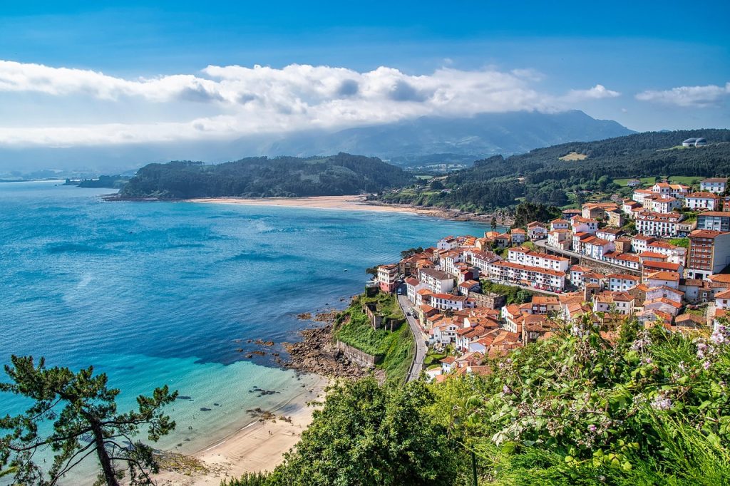 Lastres, pueblo marinero de la costa de Asturias, visto desde el mirador sobre el mar